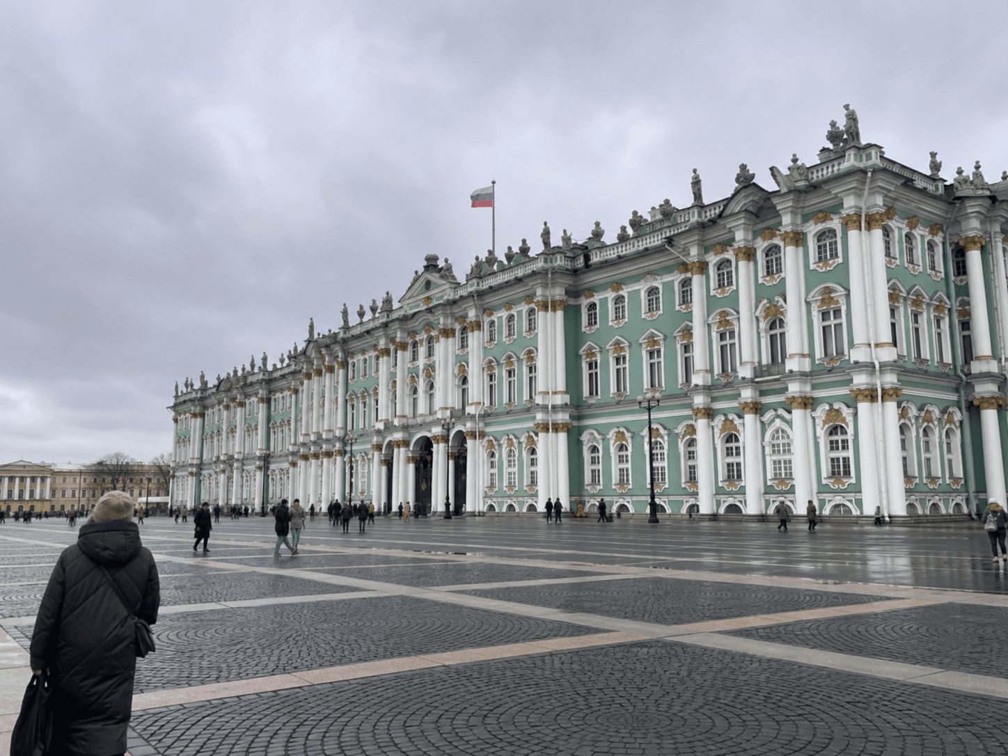 St. Petersburg’da Ermitaj Müzesi’nin dış cephesi ve gri gökyüzü altında Saray Meydanı