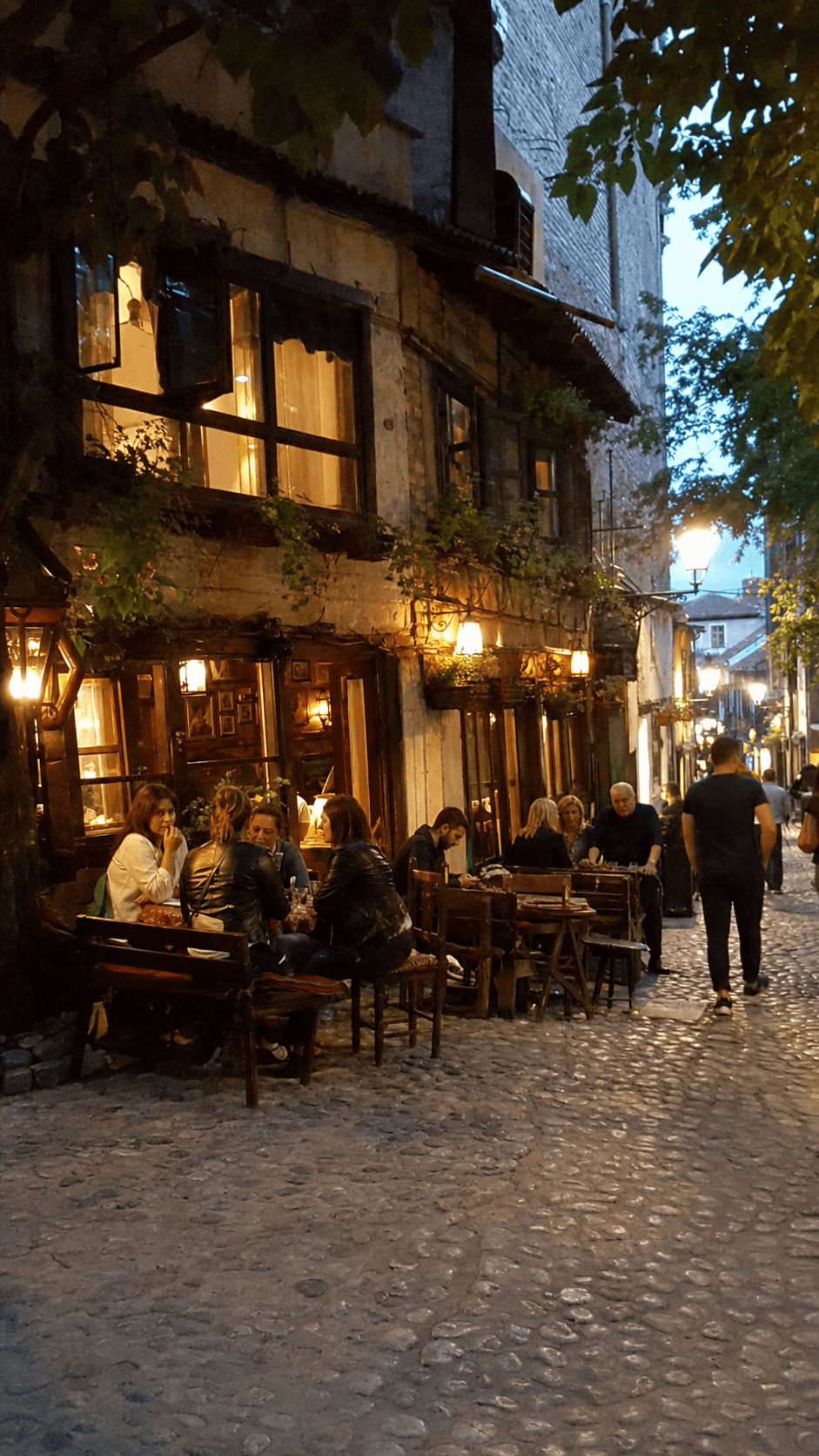 Belgrad Skadarlija’da Tri Sesira atmosferini çağrıştıran akşamüstü taş sokak ve dış masa görünümü